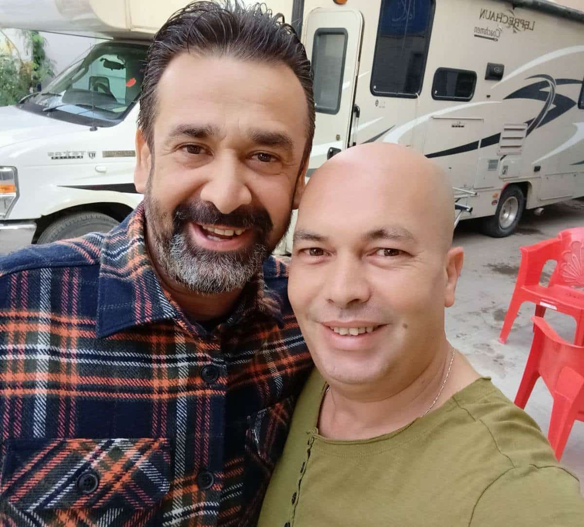 عمرو فارس يعلق علي صورة تجمعه بالنجم كريم عبد العزيز