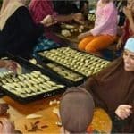 الصائمون فى مصر يوّدعون رمضان ب " كعك العيد "