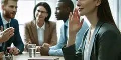 اجتماع مهني في بيئة عمل حديثة، حيث يناقش فريق متنوع الأفكار مع تفاعل إيجابي، مما يعكس الذكاء العاطفي في التواصل.