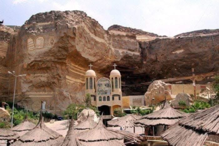 كنيسة كهف الزبالين